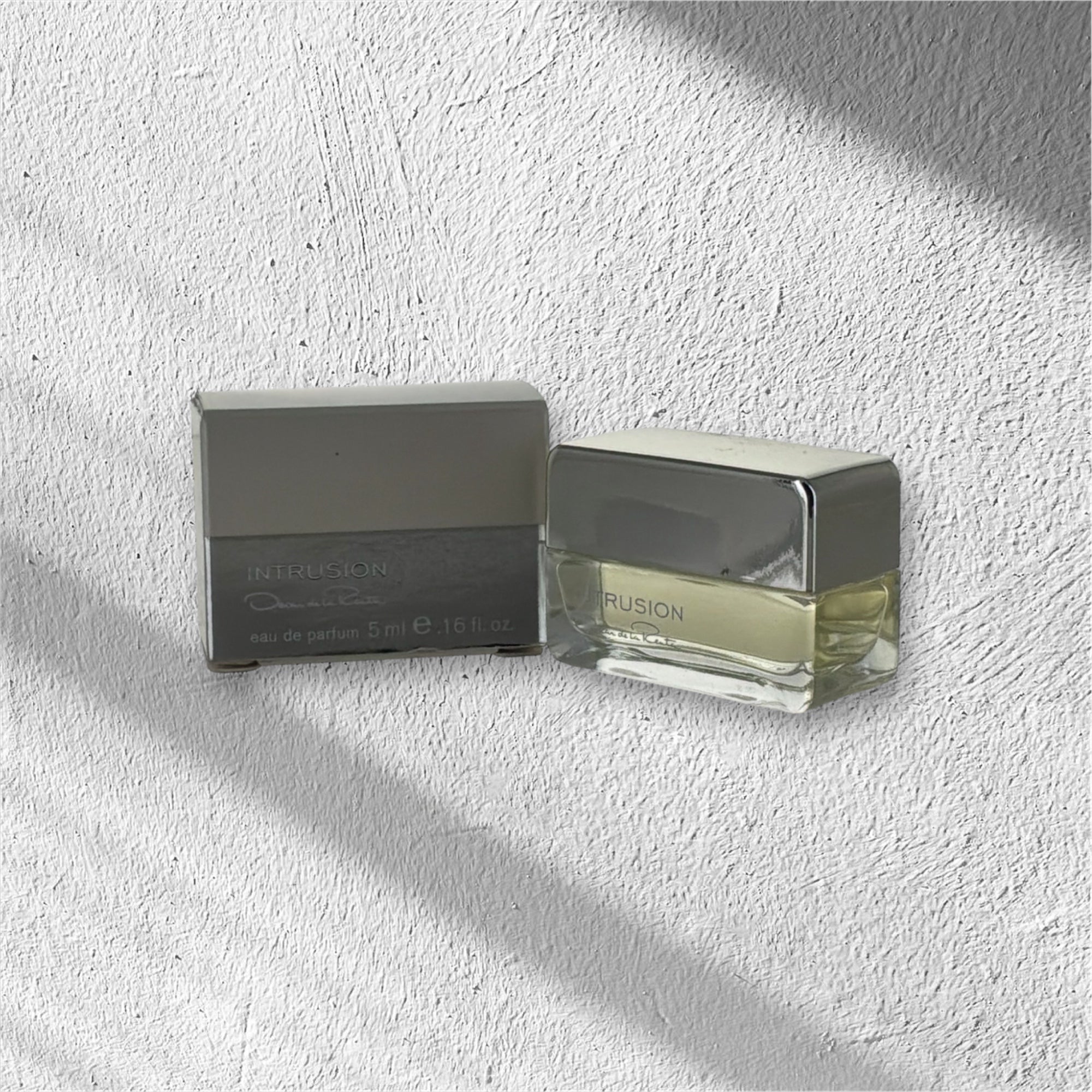INTRUSION MINIATURE COLLECTIBLE OSCAR DE LA RENTA for Women - Internet Global Market